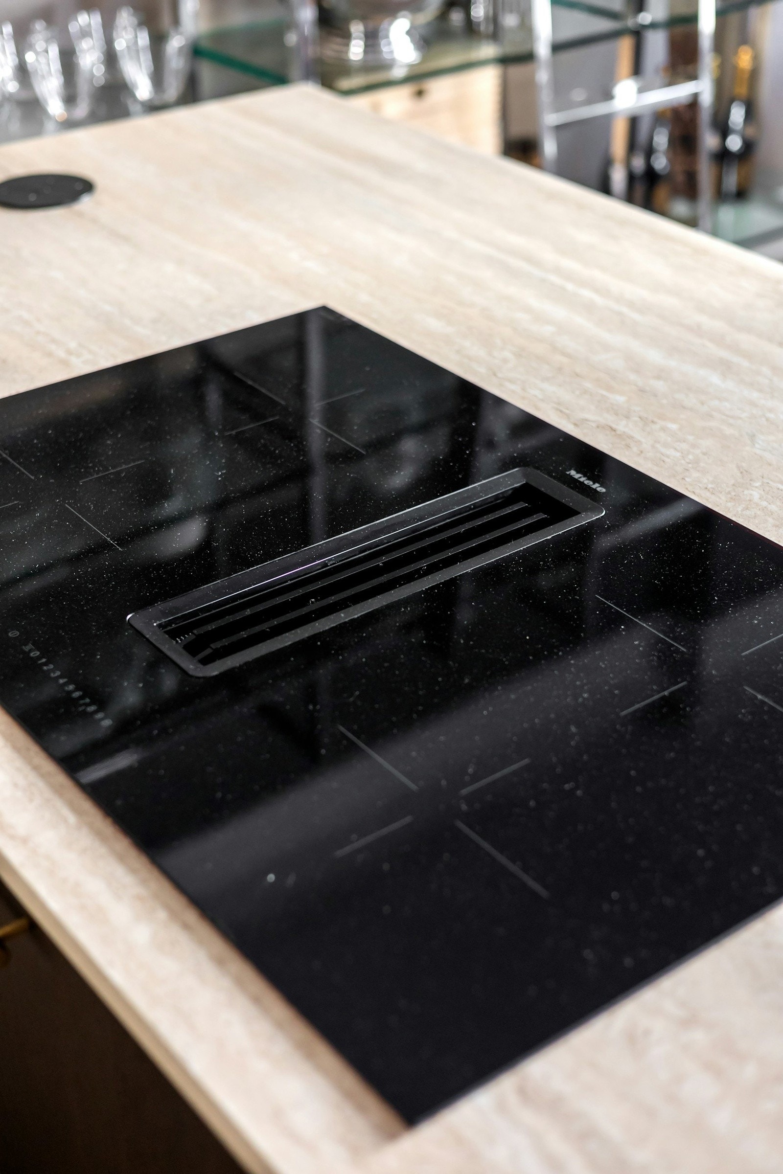 Platetoppen har nedfelt ventilator, en løsning som både er praktisk og bidrar til det rene og minimalistiske uttrykket. Galleribilde