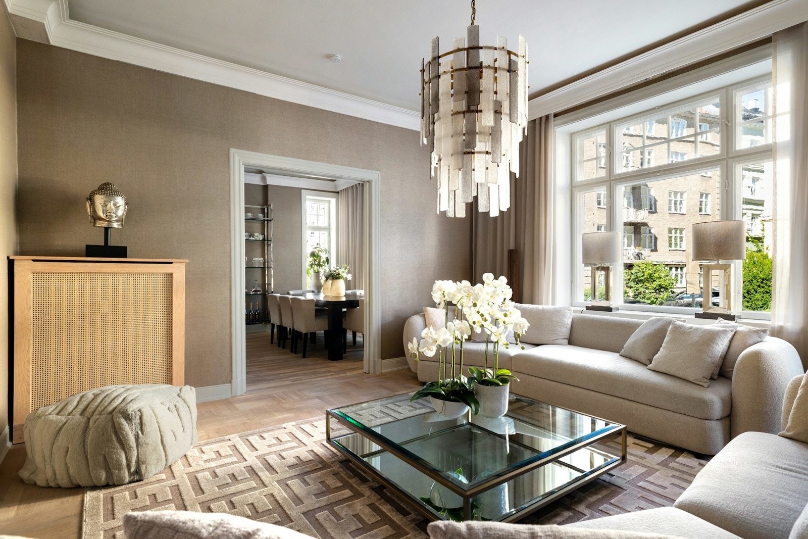 De store vindusflatene slipper inn rikelig med dagslys og ekstra god takhøyde som gir en luftig romfølelse. Galleribilde