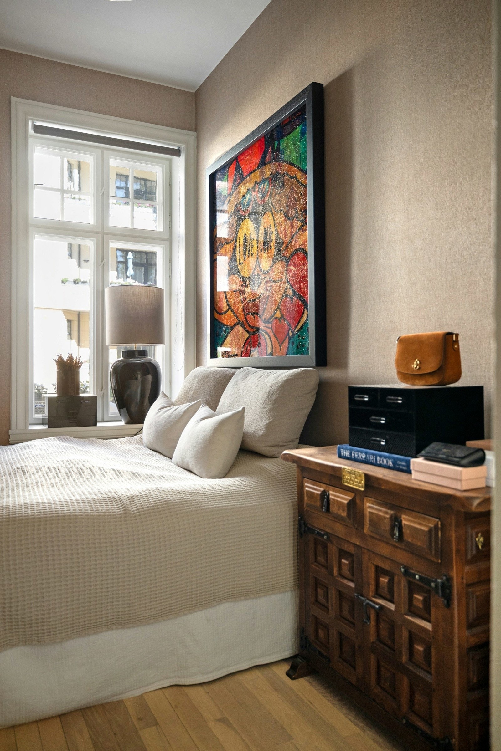 Soverom 3 fremstår som et hyggelig og lunt soverom, perfekt egnet som barnerom, gjesterom eller kontor etter behov. Galleribilde