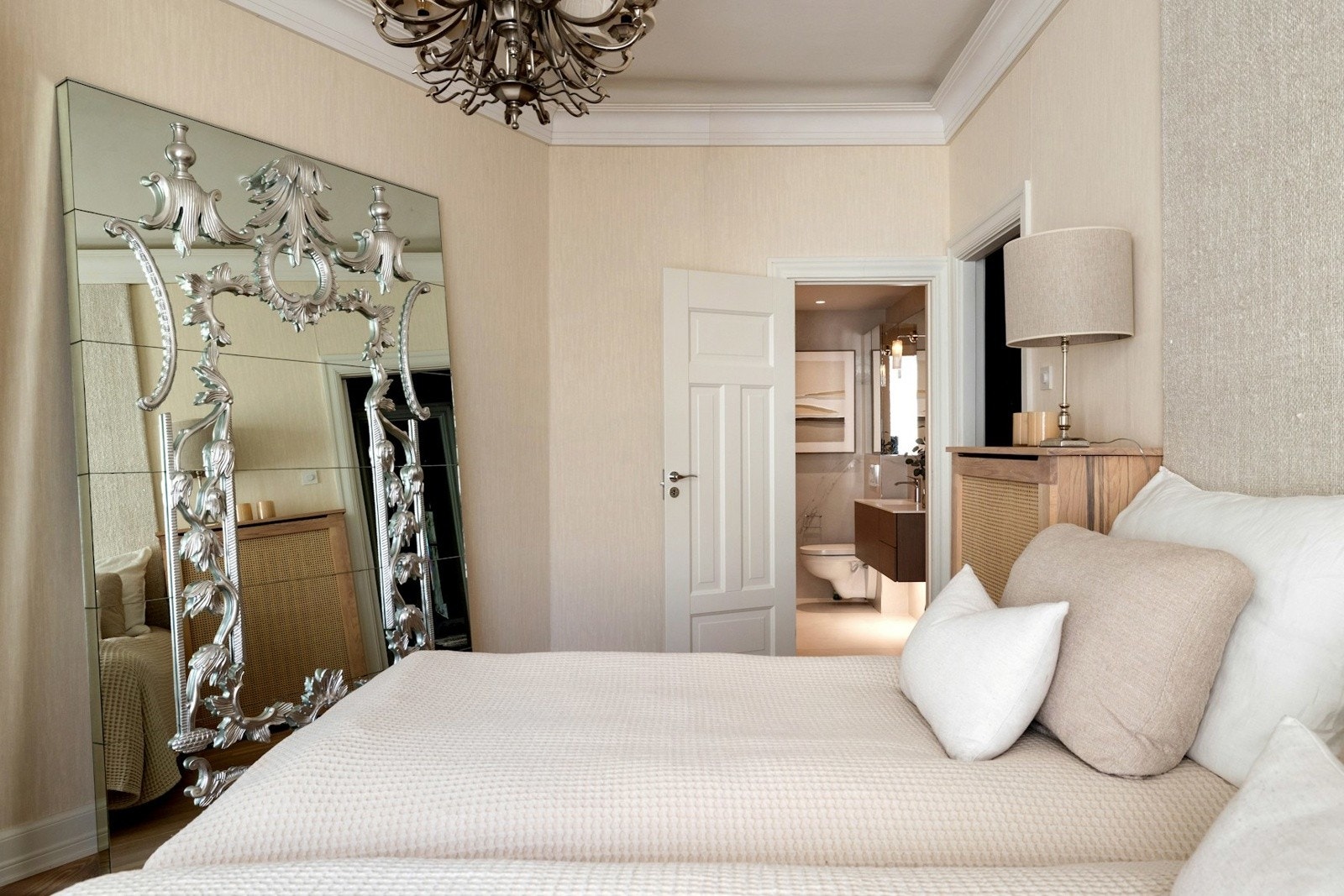 Hovedsoverommet har inngang til eget bad. Galleribilde