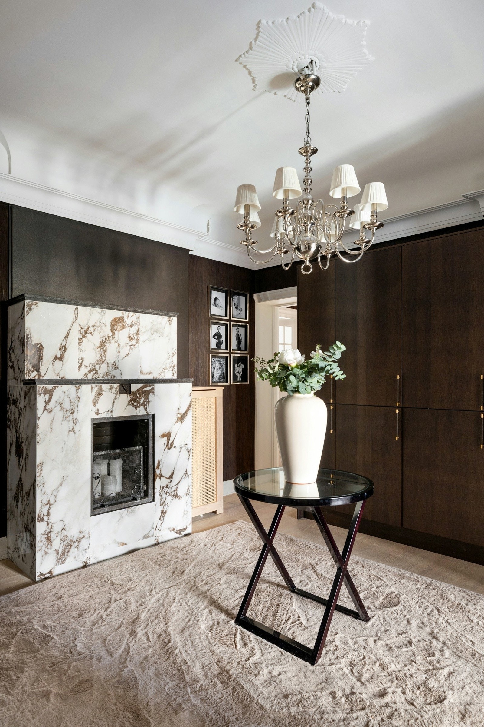 Hallen er utstyrt med en flott peis og plassbygde garderobeskap. Galleribilde