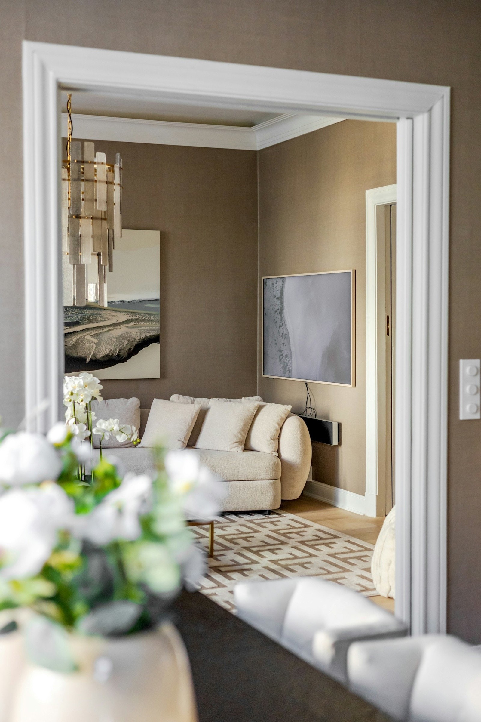 Stuen har åpning inn til hallen, kjøkken og spisestue, noe som skaper en naturlig flyt mellom oppholdsrommene og gir gode rammer for både sosiale sammenkomster og rolige hverdager. Galleribilde