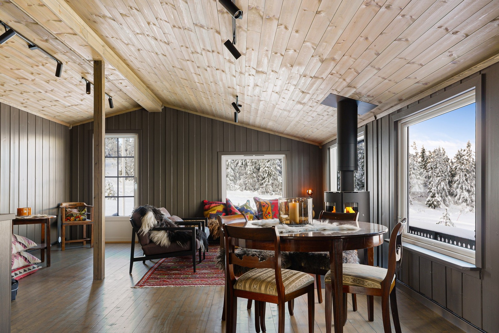 Nydelig stue og kjøkken i åpen løsning. Galleribilde