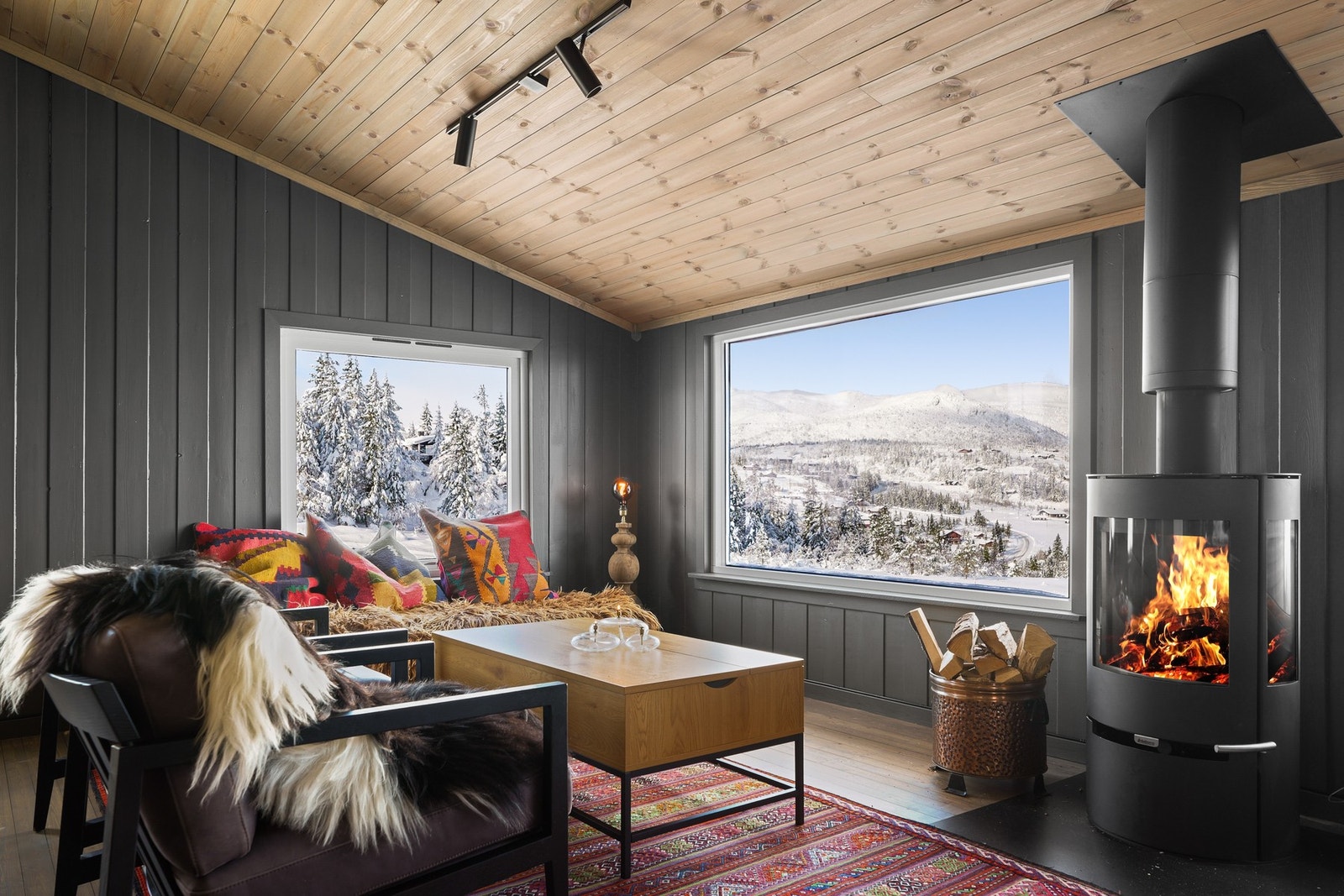 Ny, flott peis (2024) som varmer godt på kaldere dager Galleribilde