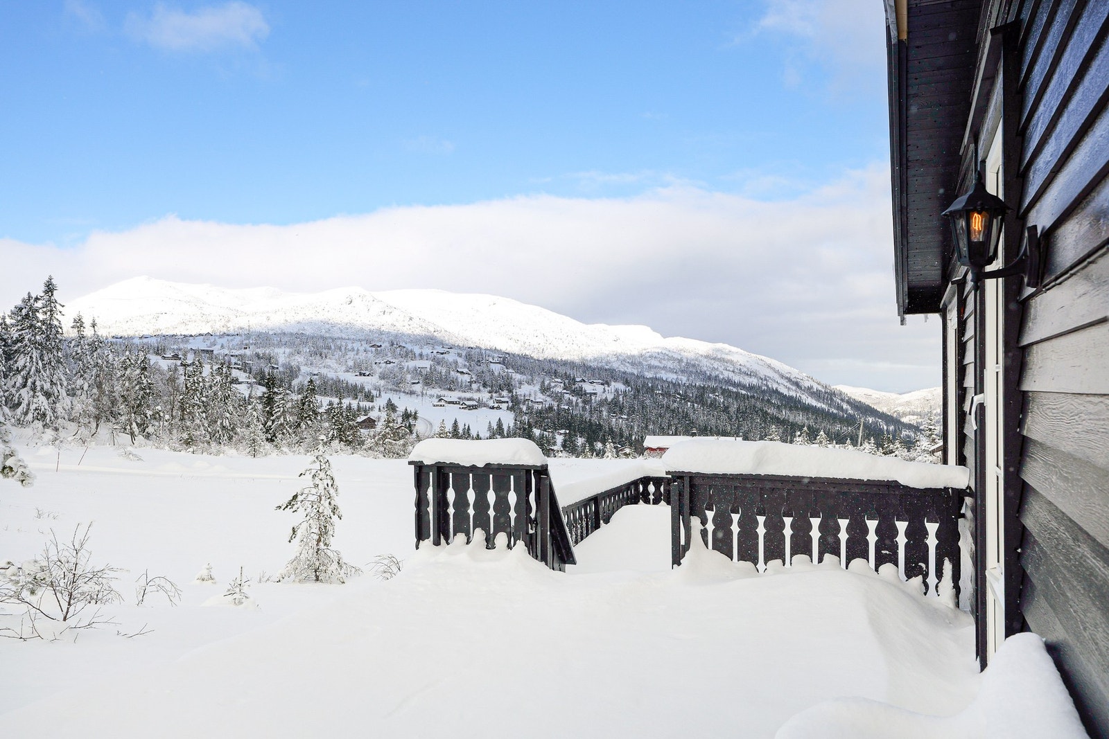 Stor veranda med god plass til utemøblement Galleribilde