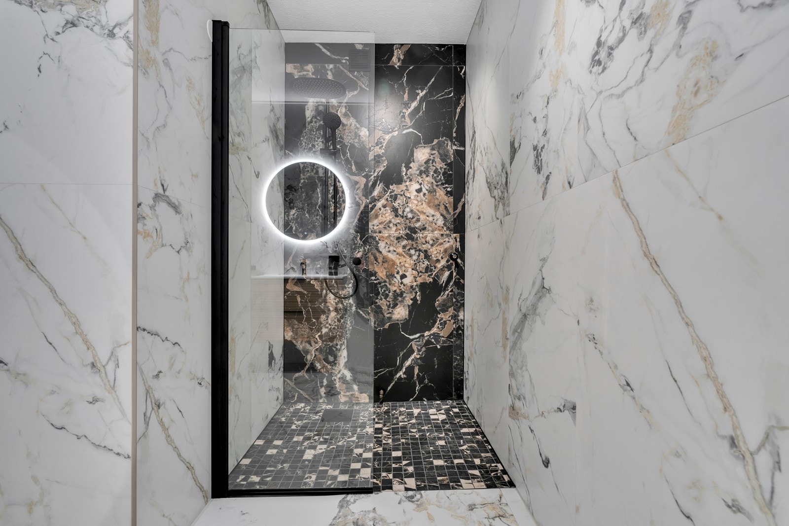 Lekkert, flislagt dusjhjørne Galleribilde