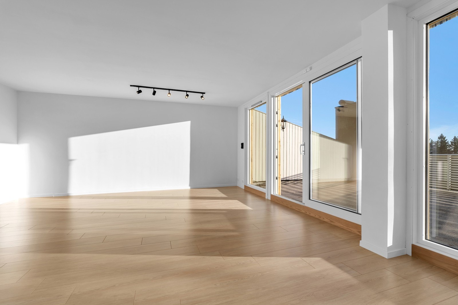 Stor stue med god plass til sofagruppe med tilhørende møblement og spisebord Galleribilde