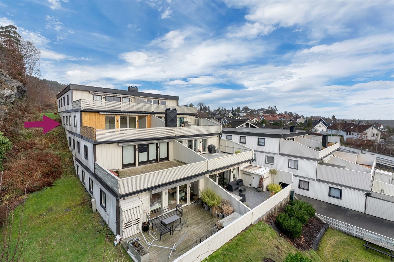 Velkommen til Vardåsveien 125 - en pent oppusset selveierleilighet i tredje etasje med solrik terrasse på 40 kvm! Galleribilde