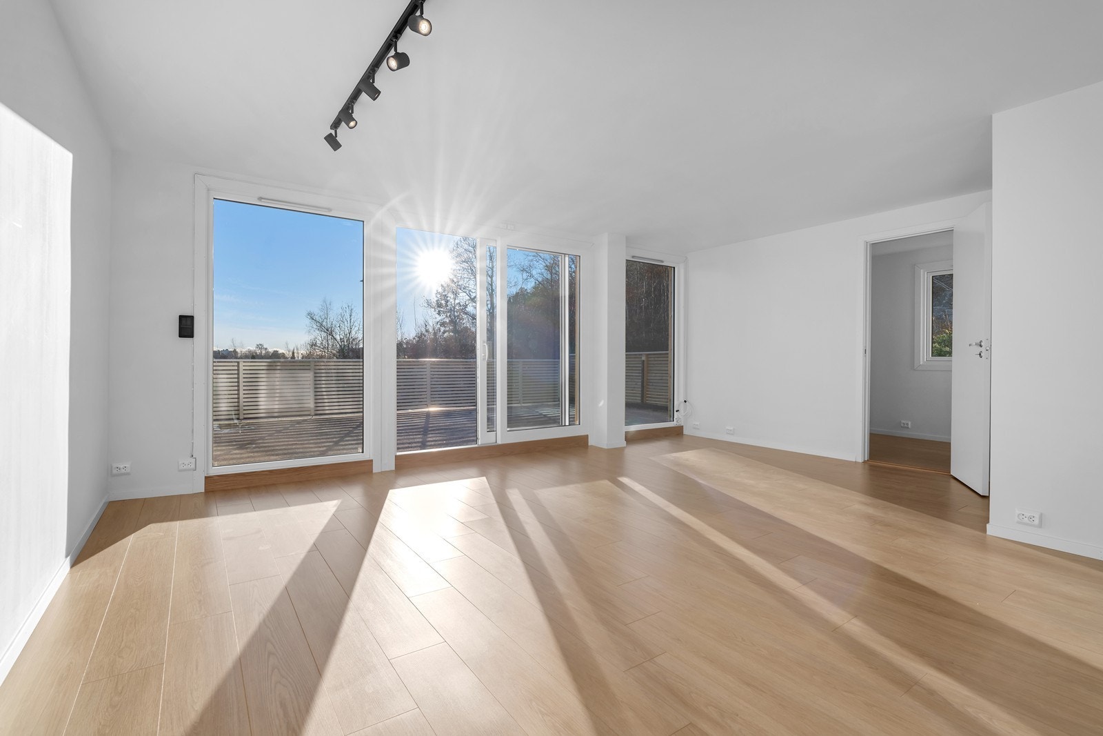 Skyvedør ut til solrik terrasse Galleribilde