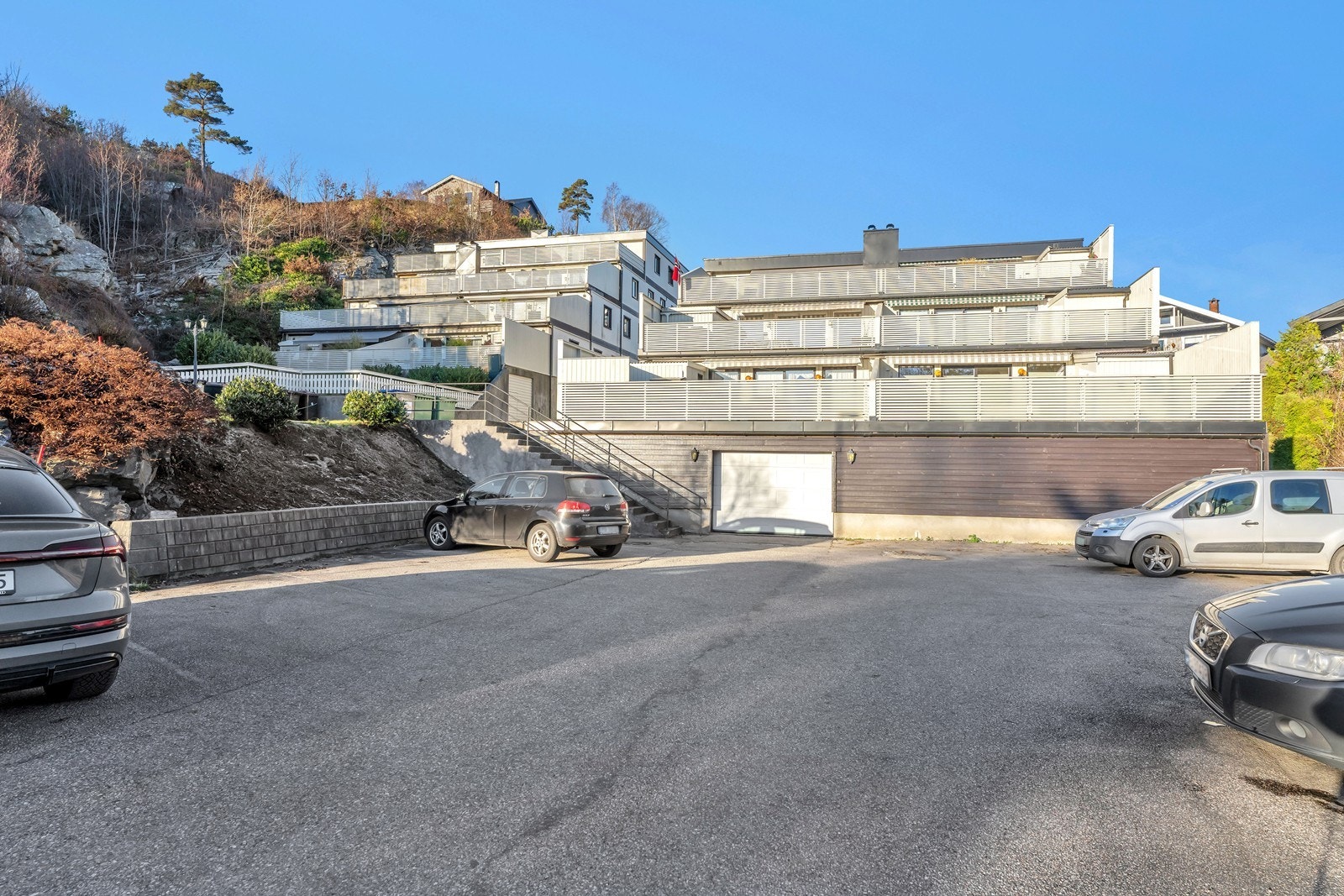 Stor felles gjesteparkering og en parkeringsplass i garasjekjeller Galleribilde