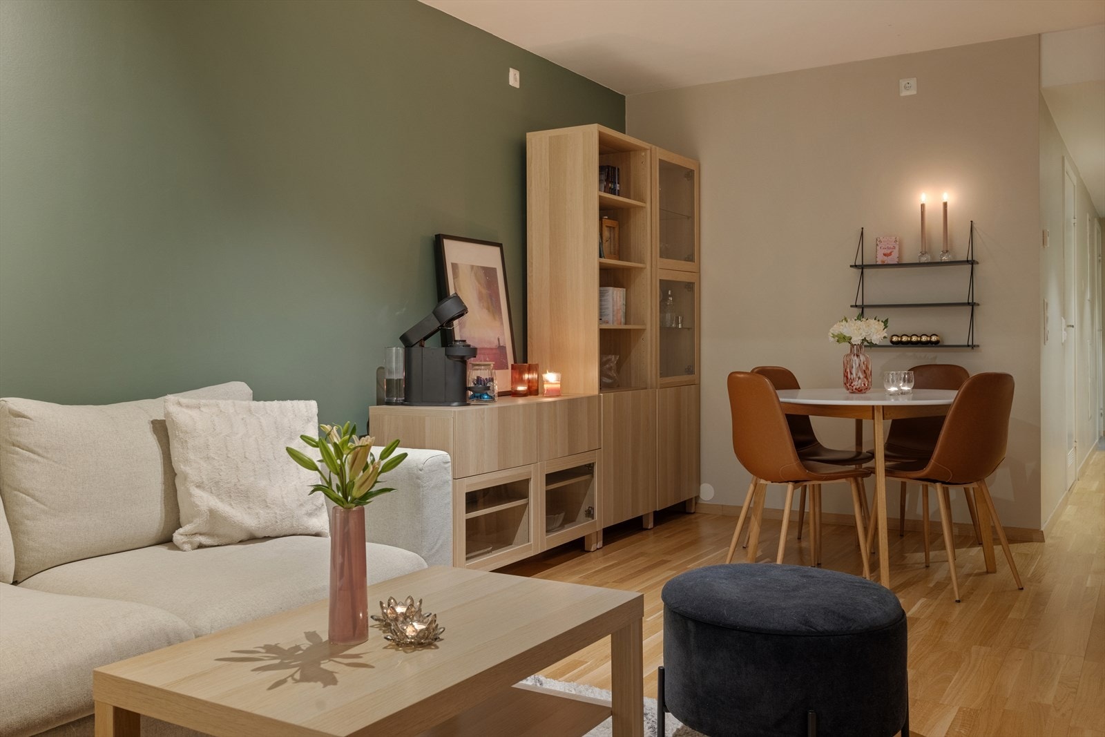 Leiligheten har en arealeffektiv planløsning. Her er det god plass til en større spisegruppe, med mulighet for å utvide når venner og familie inviteres hjem på middag. Galleribilde