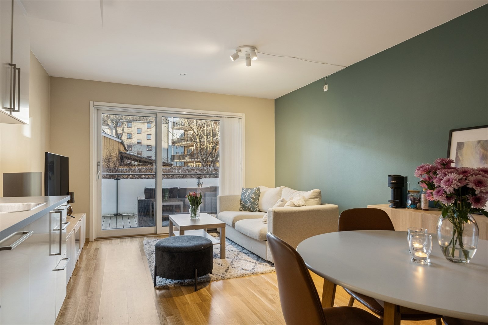 Leiligheten har en gjennomgående pen standard og flott intern plassering, skjermet for sjenerende støy. Store vindusflater slipper inn rikelig med naturlig lys. Galleribilde