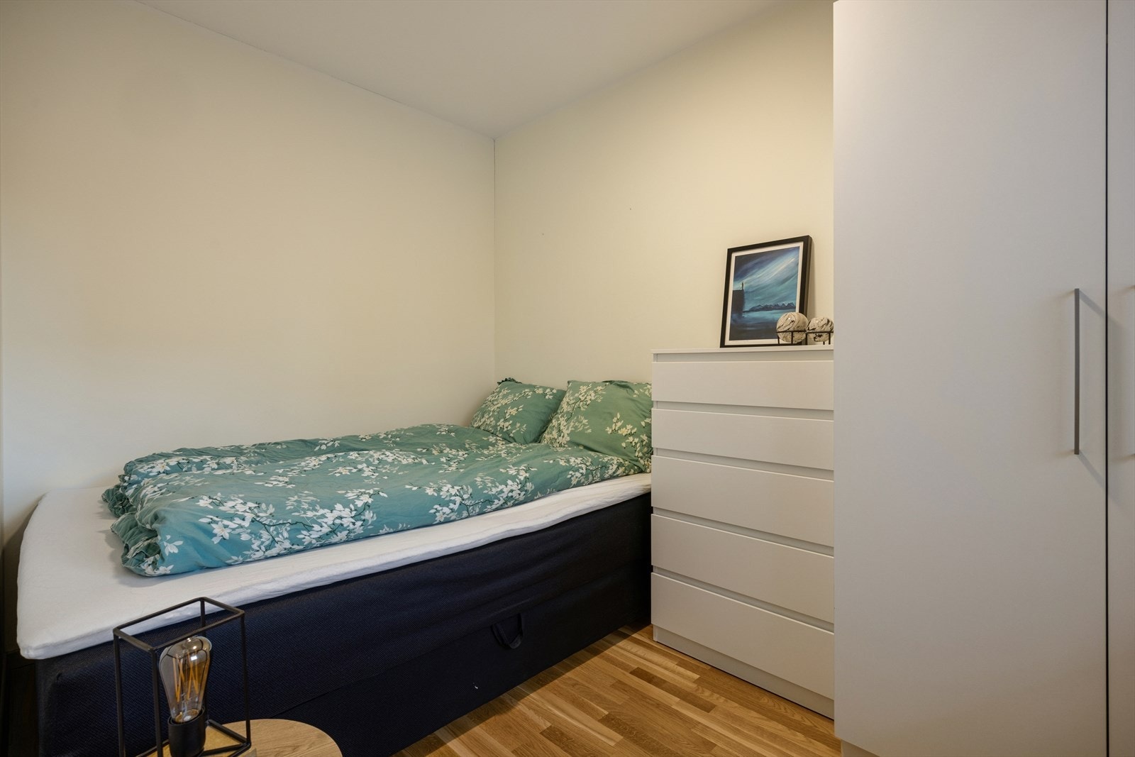 Soverommet har praktisk adkomst fra entréen og byr på god plass til både seng og garderobeløsning. Galleribilde