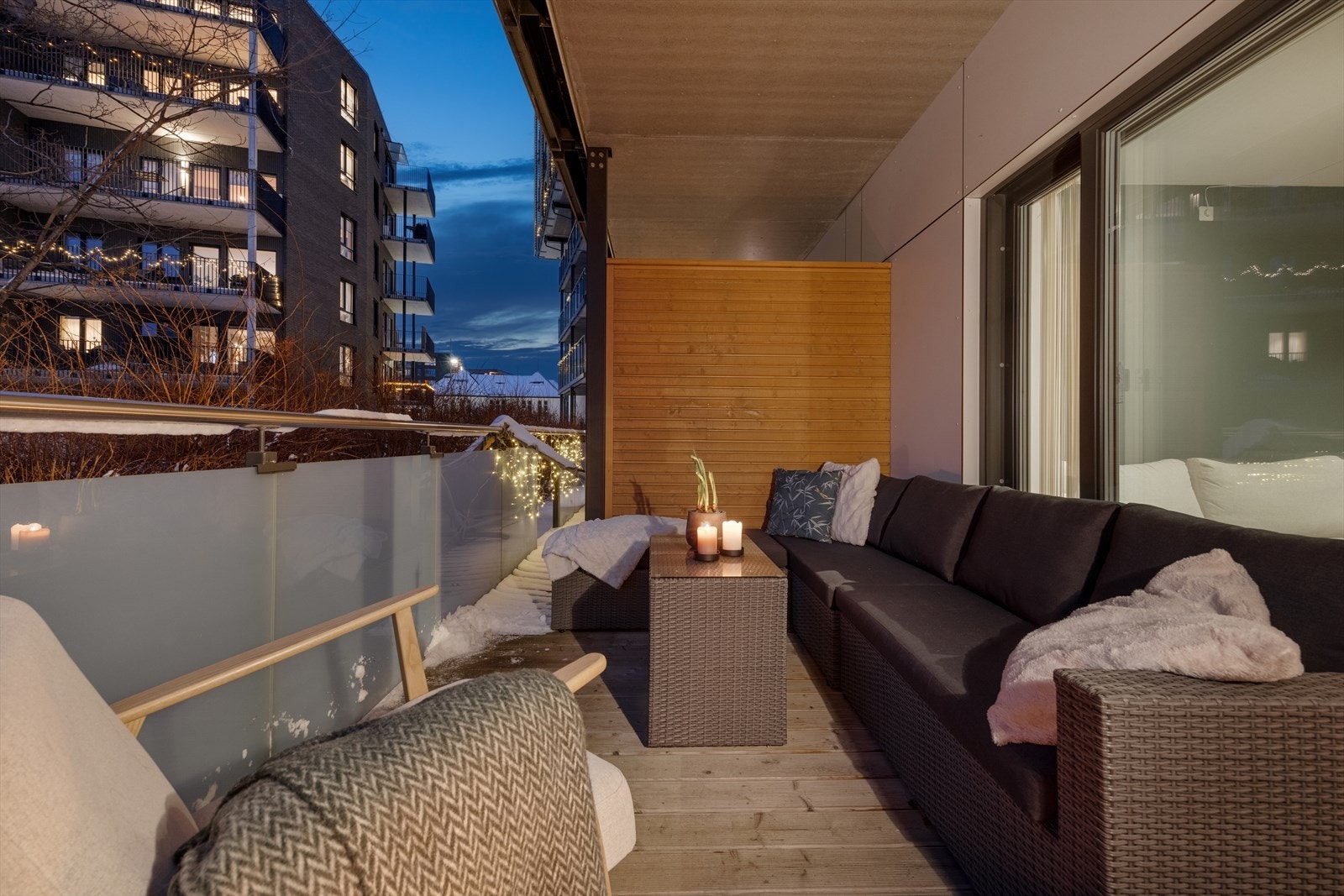 Med en vestvendt beliggenhet kan du nyte av gode solforhold på ettermiddag og kveld. Den overbygde terrassen har god plass til hagemøbler. Galleribilde