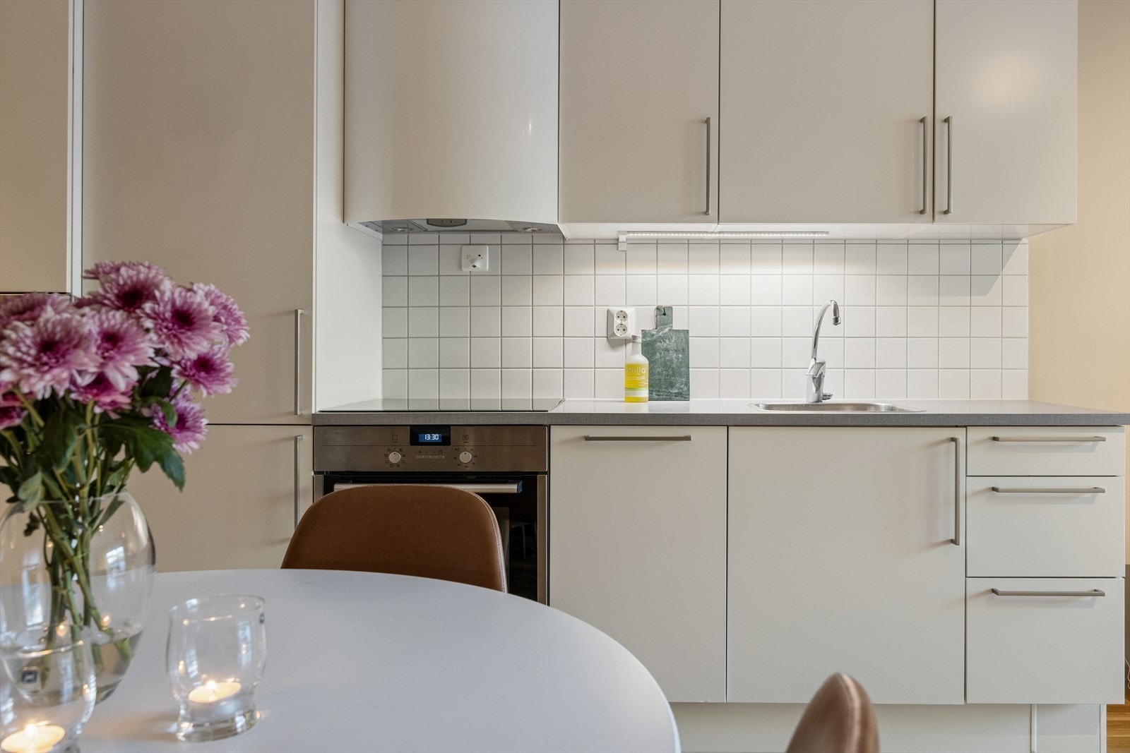 Kjøkkenet har en innredning med glatte fronter og laminat benkeplate. Galleribilde