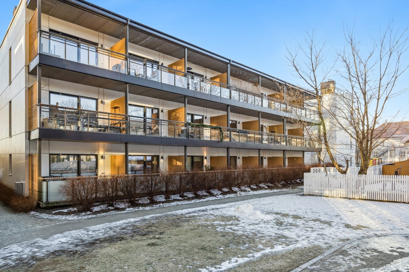 Leiligheten ligger i et svært sentralt og attraktivt område på Lilleby, i umiddelbar nærhet til Trondheim sentrum. Her kan man leve et urbant byliv, men samtidig bo skjermet og tilbaketrukket. Galleribilde