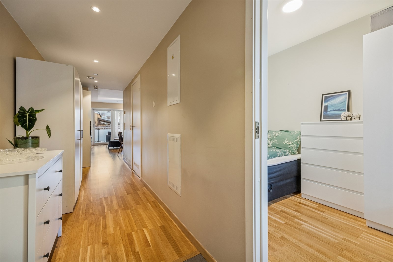 Fra entréen er det praktisk adkomst til soverommet. Galleribilde