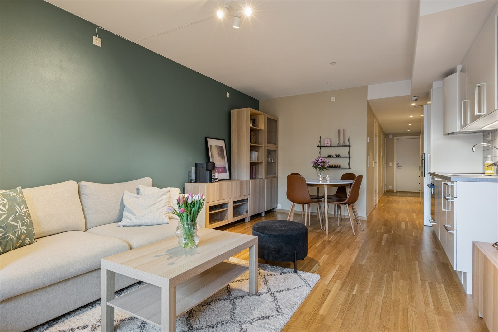 Bygget sto ferdig i 2017, og har moderne fasiliteter som balansert ventilasjon og fjernvarme via radiator. Med en energiklasse på B1 har du også mulighet til å søke om grønt boliglån. Galleribilde