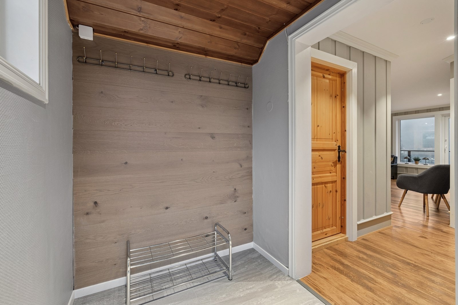 Velkommen inn! Entré med plass til å henge fra seg yttertøy og sette fra seg sko. Galleribilde
