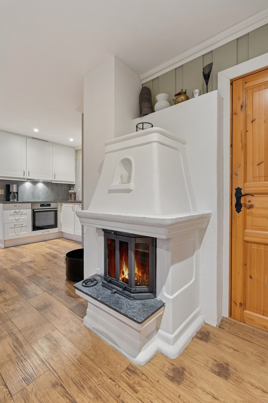 Peisen er sentralt plassert i rommet og gir både ekstra varme og hygge på kalde dager. Galleribilde