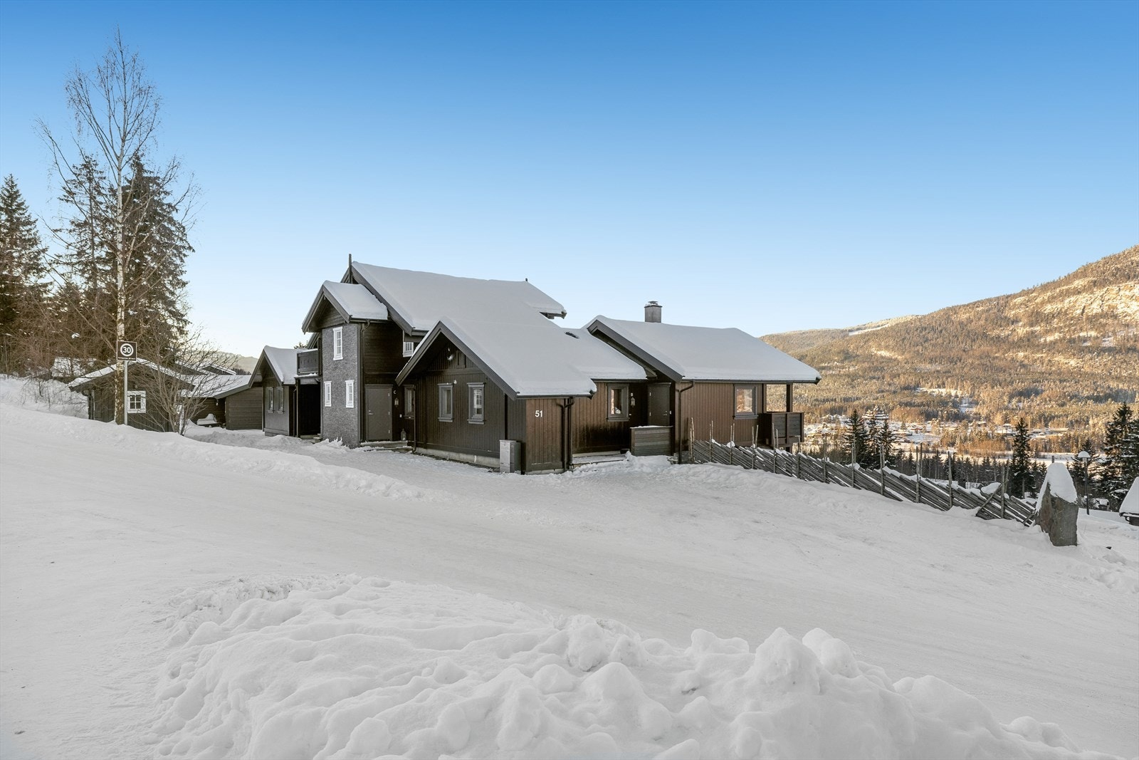 Beliggenheten byr på gode ski inn/ski ut-muligheter, slik at du kan spenne på deg skiene rett utenfor døren og gli direkte ut i Hafjells løypenett. Galleribilde