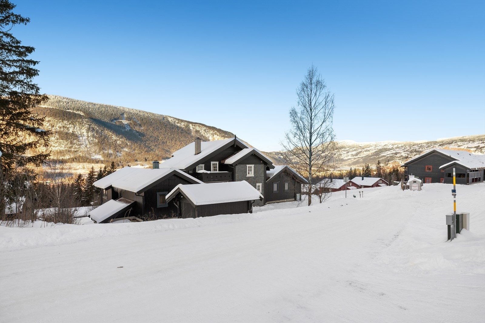Nærmeste bussholdeplass ligger ca. 9 minutters gange unna. Hunderfossen stasjon, med togforbindelser nordover mot Trondheim og sørover mot Oslo, nås på omtrent 15 minutter med bil. Galleribilde