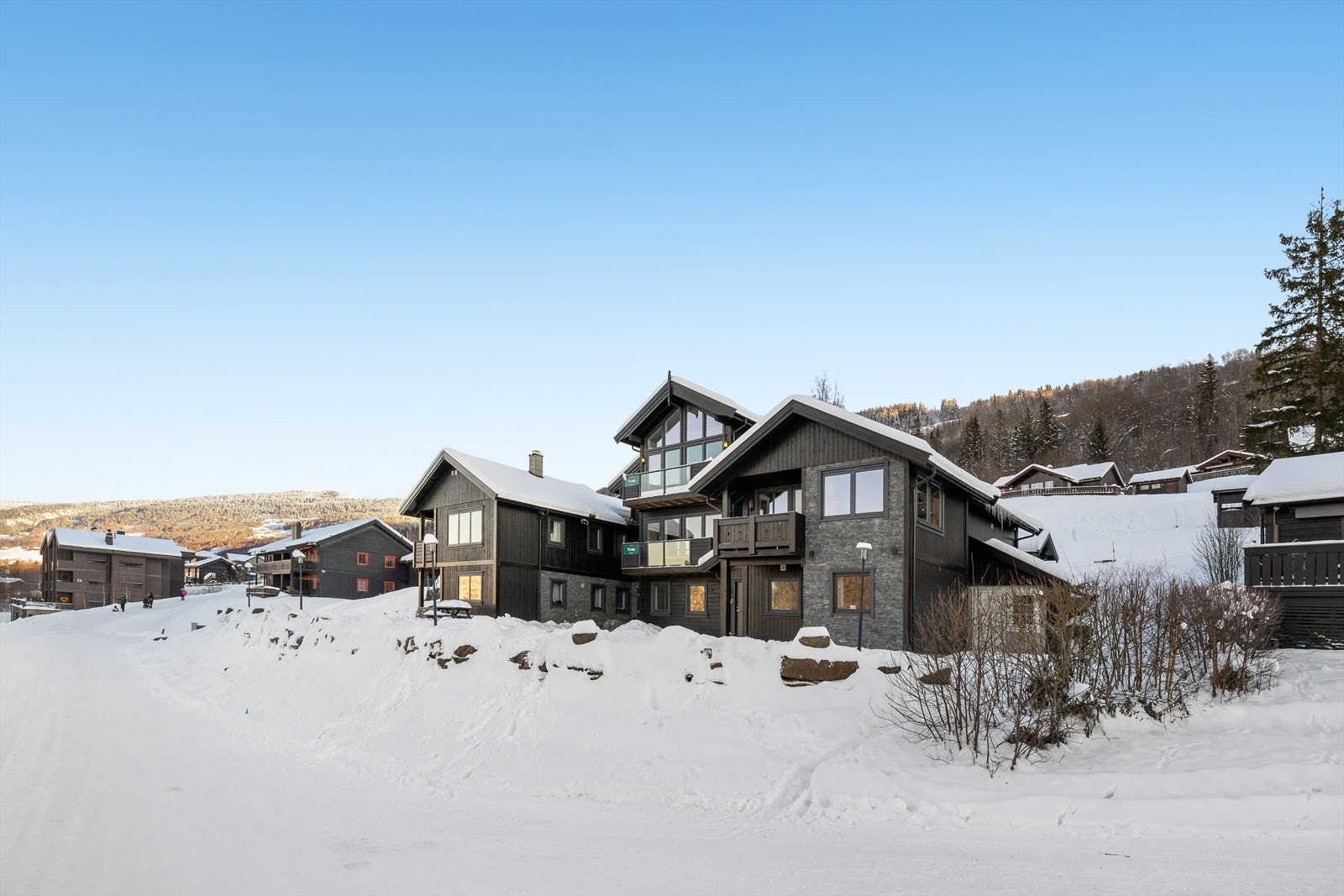 Pen fritidsleilighet over to plan med attraktiv beliggenhet i Sørlia, Hafjell - et ettertraktet hytteområde på sørsiden av alpinanlegget. Galleribilde