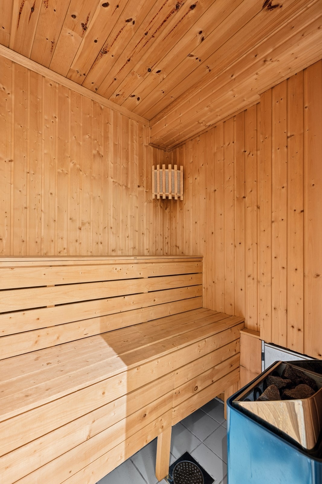 Badstuen har flislagt gulv samt panel på vegger og i himling. Rommet er utstyrt med badstuovn og praktiske sittebenker. Galleribilde