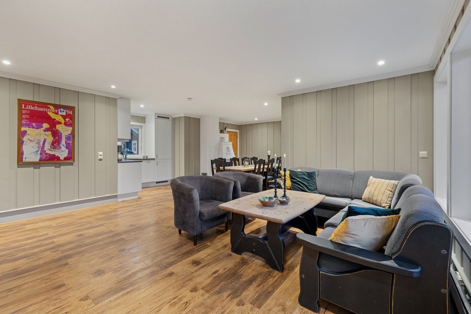 Oppholdsrommets utforming gir gode muligheter for å skape naturlige soner med ønsket innredning. Galleribilde