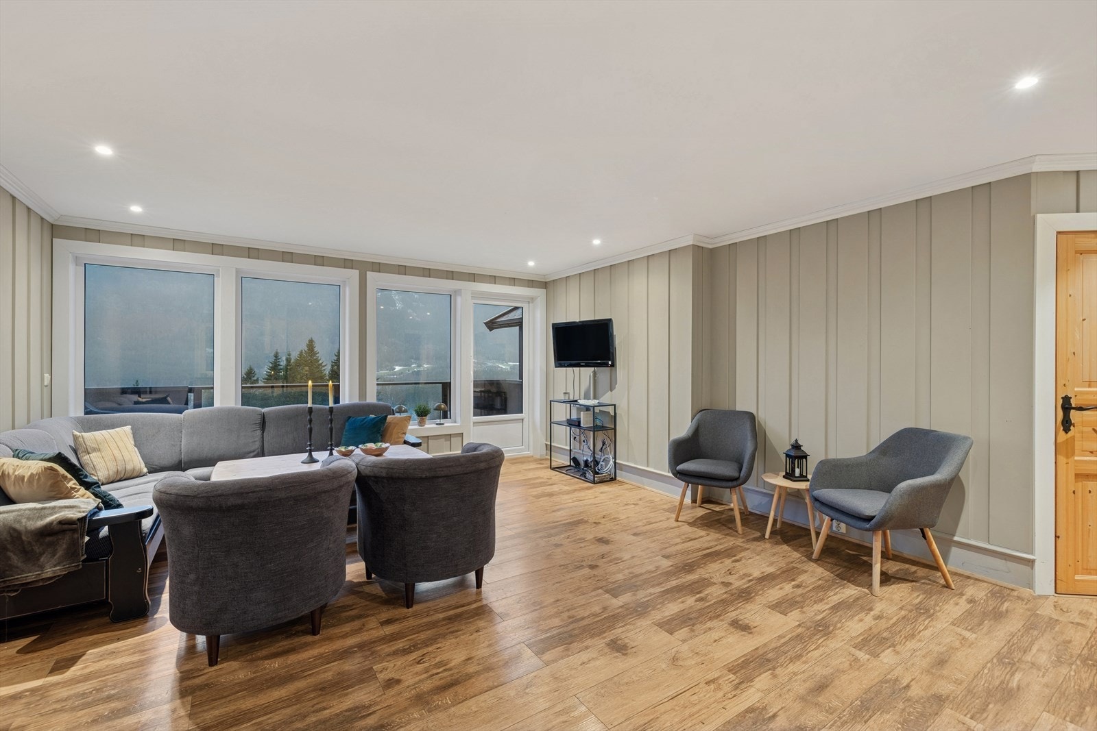 De store vindusflatene, kombinert med balkongdøren, slipper inn rikelig med naturlig lys og gir rommet en lys og luftig atmosfære. Galleribilde