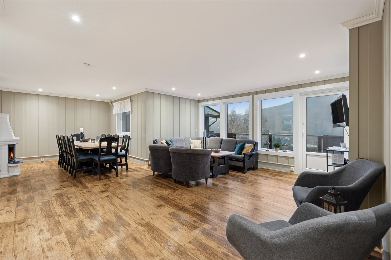 Flott 5-roms leilighet over to plan - 1. etasje og underetasje - med inngang via 1. etasje. Galleribilde