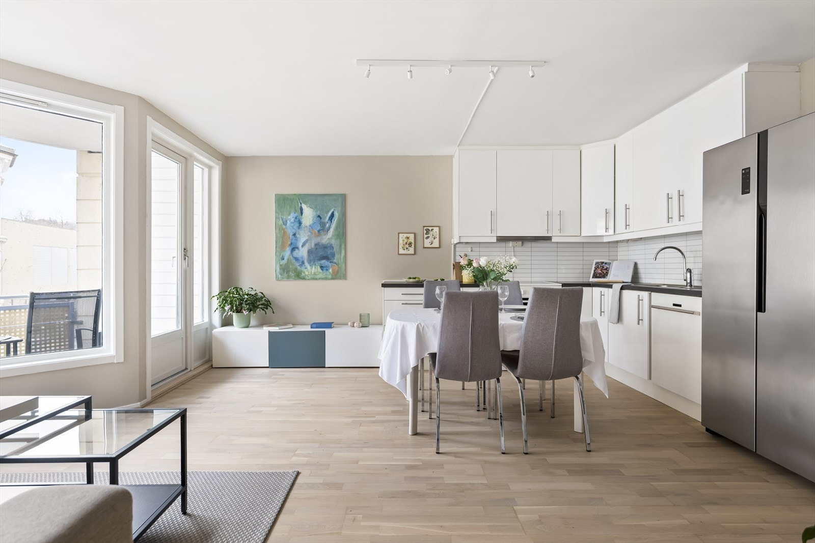 Leiligheten ligger i 3.etasje og har følgende planløsning: Entré, Stue, Kjøkken, Bad, Toalettrom, Fire soverom og Balkong Galleribilde