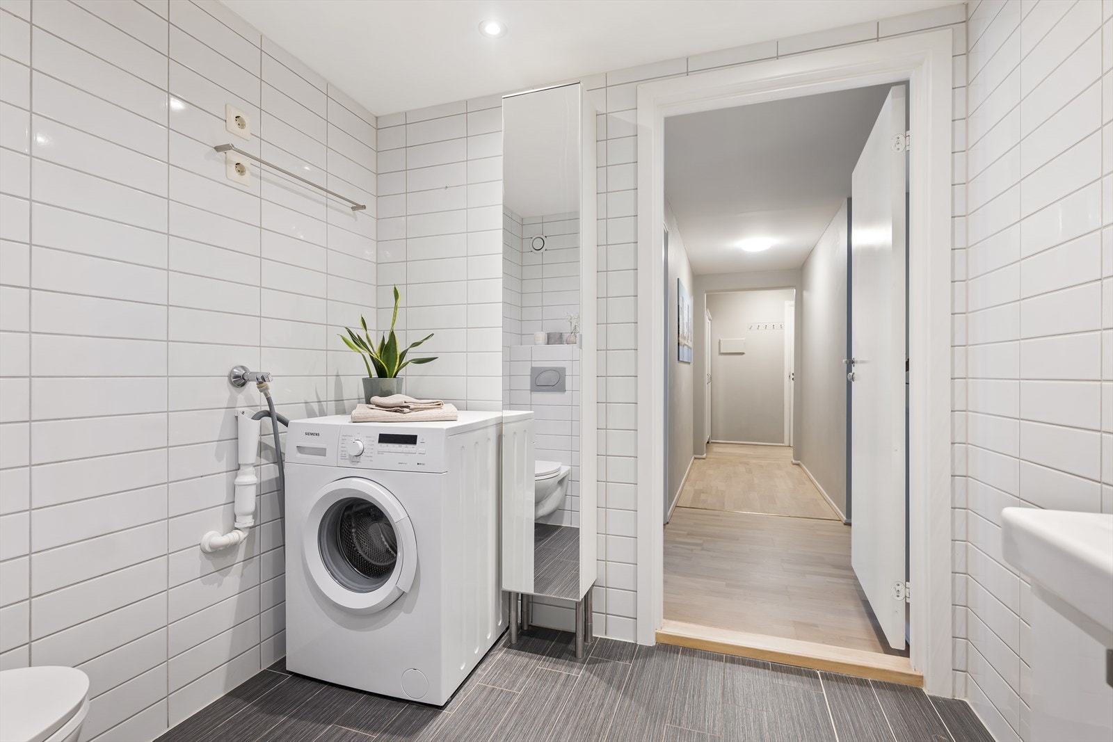 Pent flislagt bad som ble pusset opp av tidligere eier i 2009/2010. Galleribilde