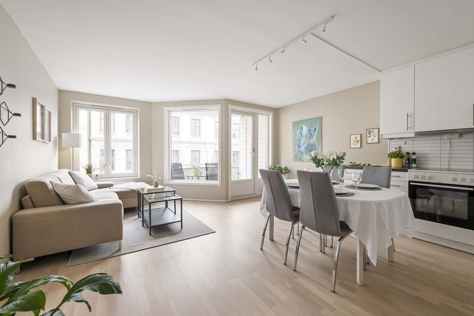 Velkommen til denne lyse og gjennomførte 5-roms leiligheten i 3. etasje med enkel adkomst via heis. Galleribilde