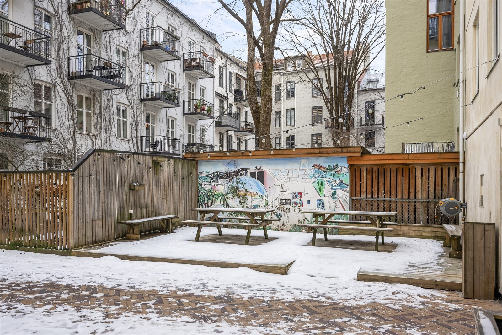 Bakgård. Galleribilde