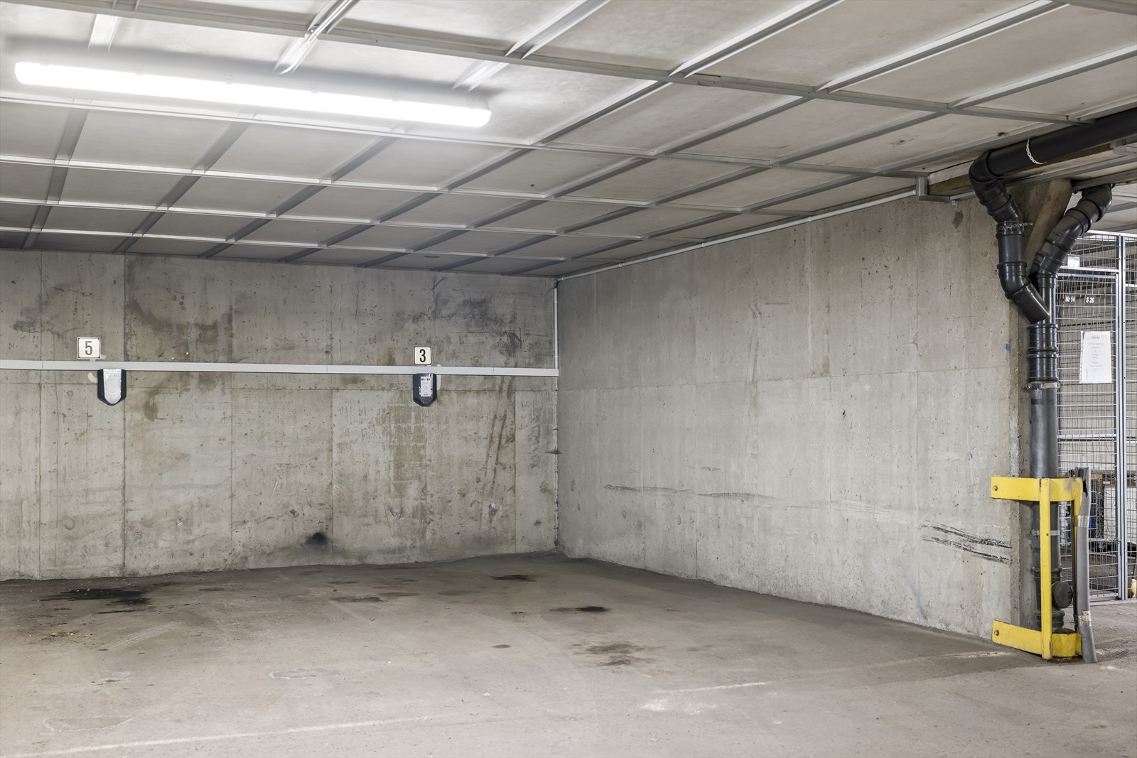 Garasjeplass i lukket garasjeanlegg med el-billader medfølger. Galleribilde