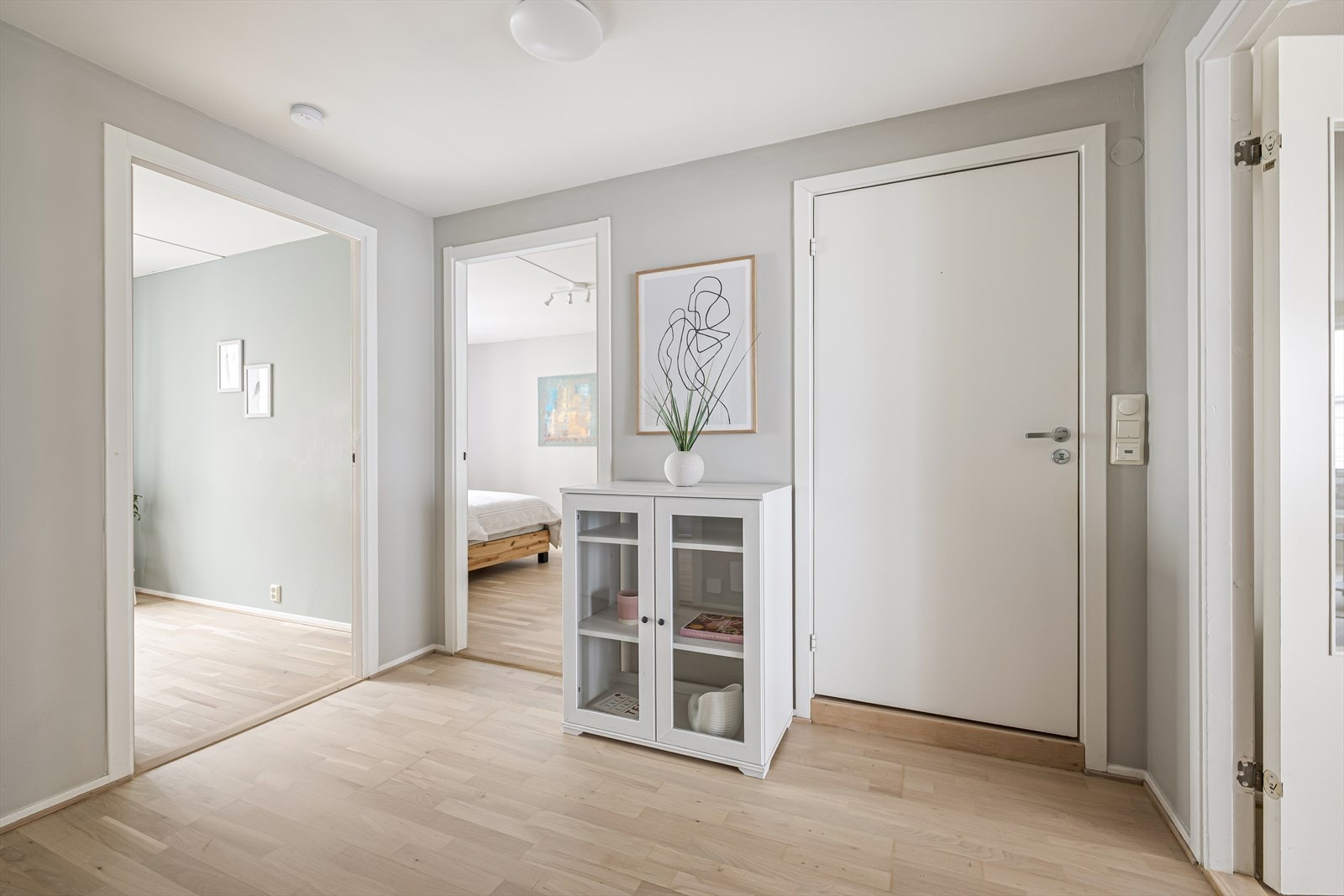 Gangen fungerer utmerket som et knutepunkt til alle leilighetens rom. Galleribilde