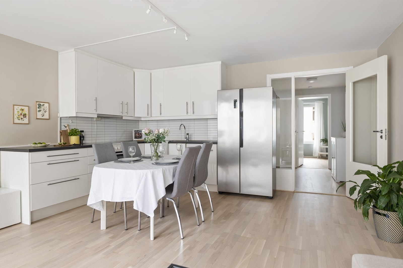 Leiligheten har en åpen kjøkkenløsning mot stuen, og byr på et stilfullt kjøk ken med en tidløs innredning med glatte fronter og rikelig skapplass. Galleribilde