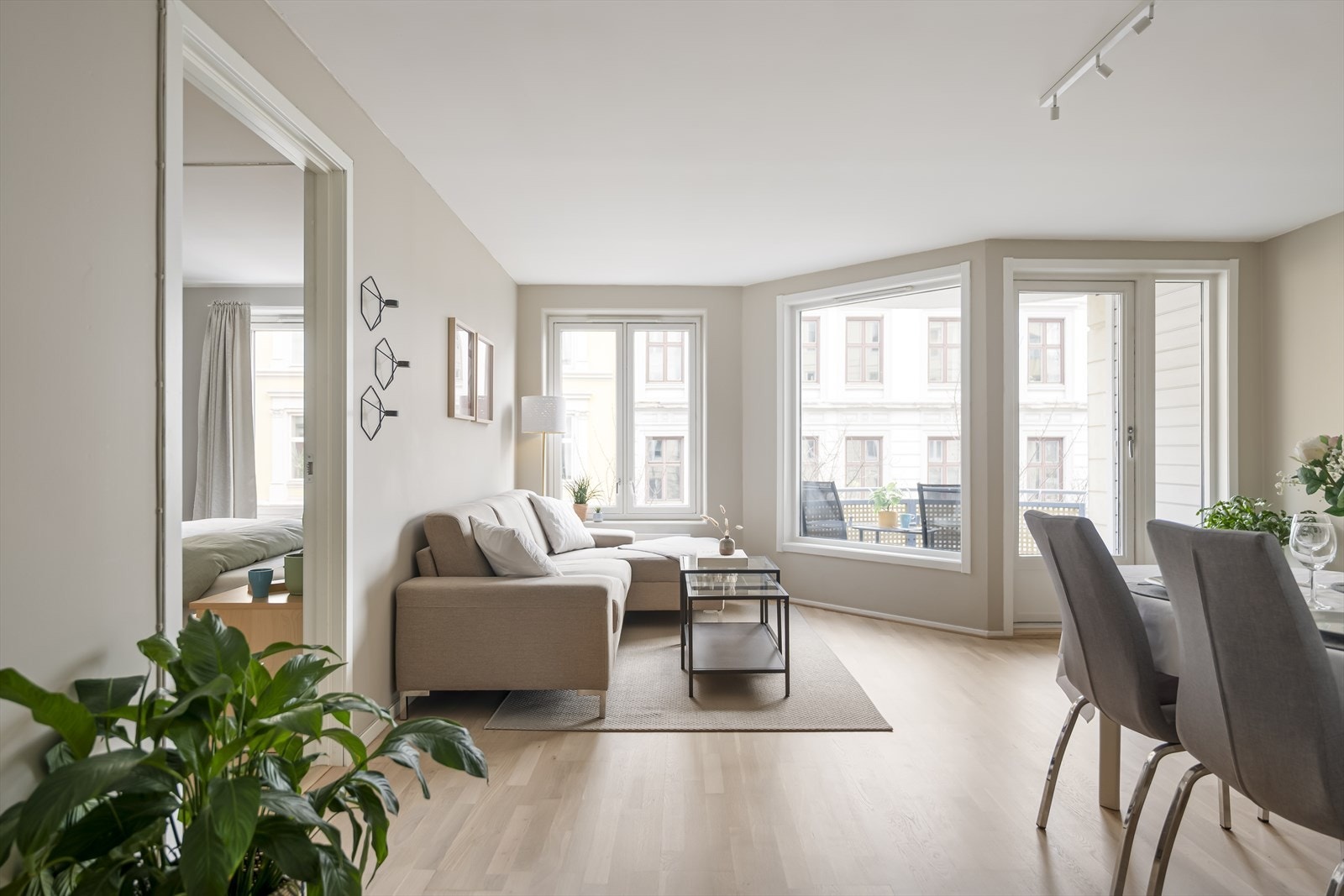 Leiligheten fremstår som moderne og innbydende, og er blitt pusset opp i 2026. Galleribilde