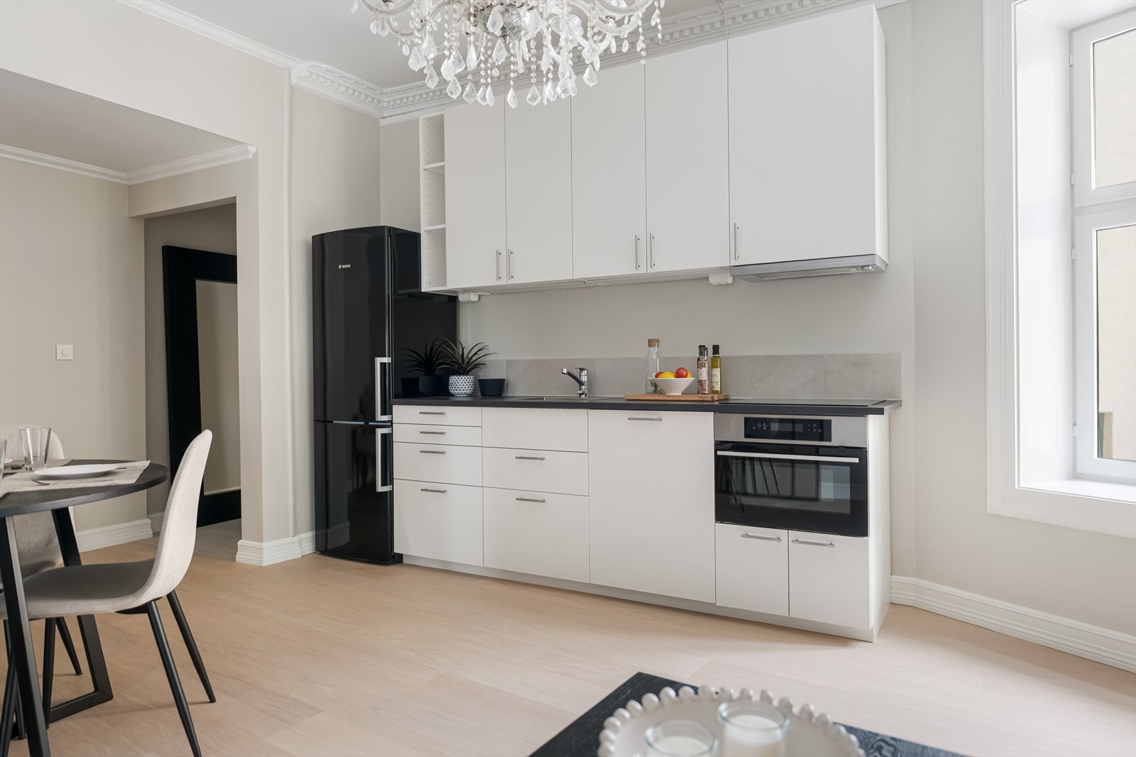 Kjøkkenet ligger i en åpen løsning mot stuen. Galleribilde