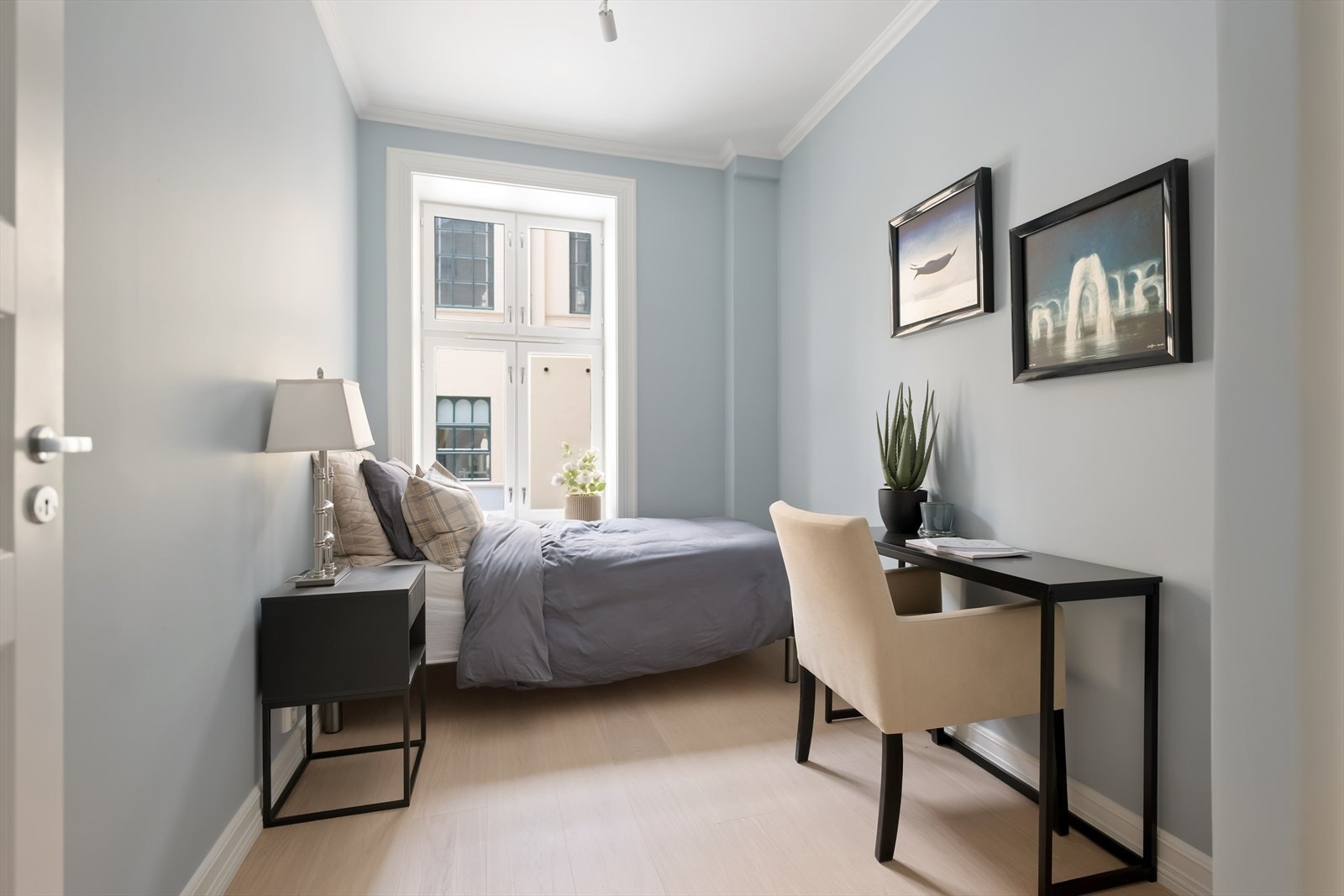 Soverom 2 har også plass til dobbeltseng med tilhørende møblement, samt et garderobeskap. Galleribilde