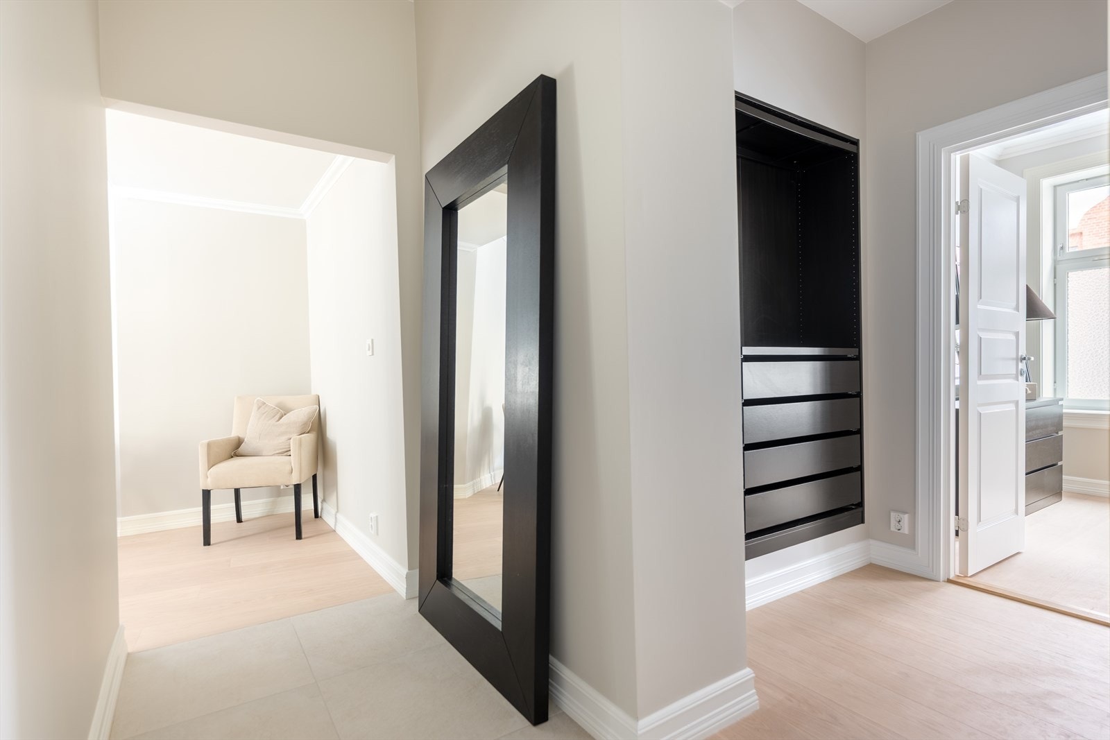 Boligen har en innbydende entré med en praktisk garderobeløsning. Galleribilde