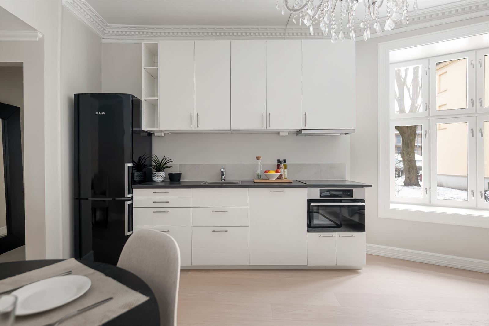 Innredningen holder en nyere standard og består av glatte fronter i en hvit utførelse. Galleribilde