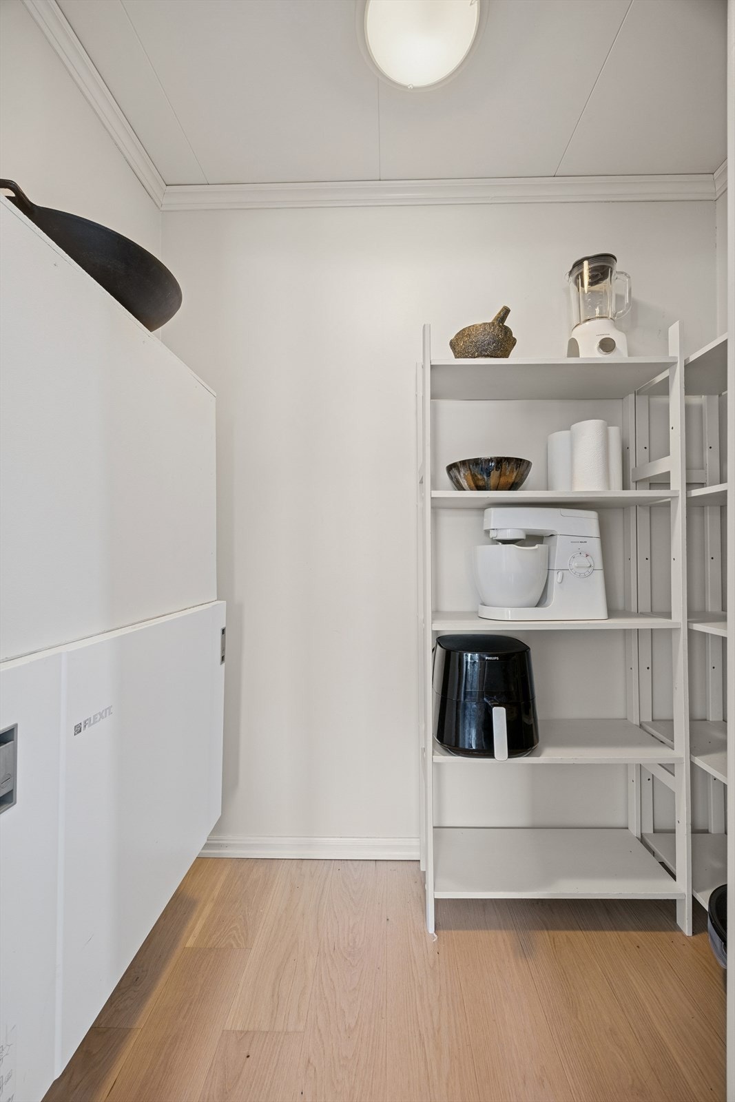 Praktisk bod innenfor kjøkkenet gir ekstra lagringsplass og god oversikt. Galleribilde