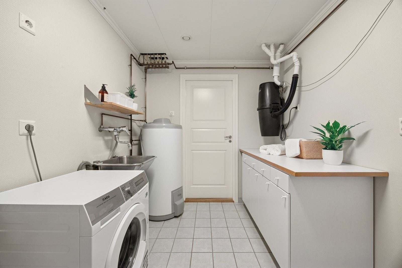 Praktisk vaskerom med flislagt gulv og varmekabler. Galleribilde