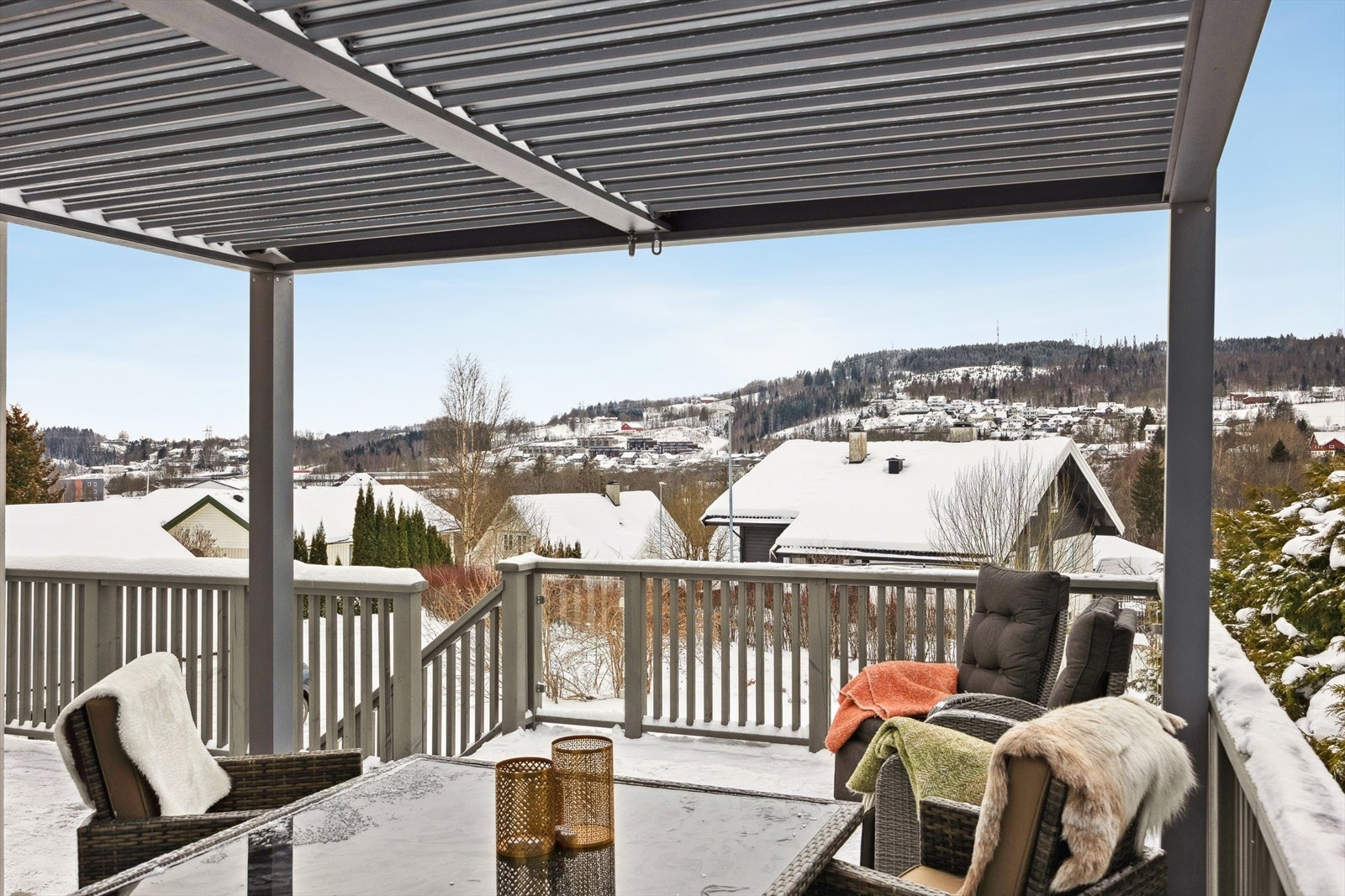 Huset ligger høyt og fritt med en terrasse som inviterer til både ro og samvær. Galleribilde