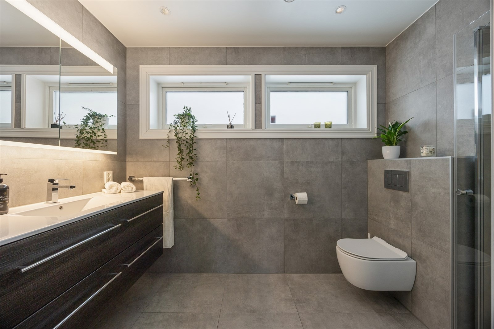 Nyere og moderne bad fra 2021. Flislagte overflater, varmekabler gulv. Galleribilde