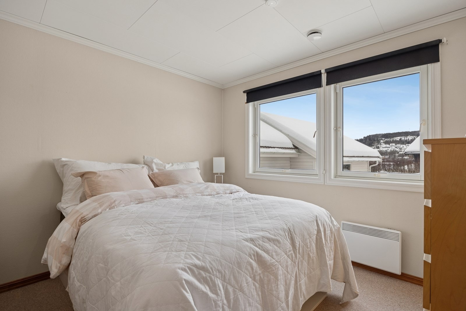 Stort soverom (ett av totalt fem soverom i boligen) Galleribilde