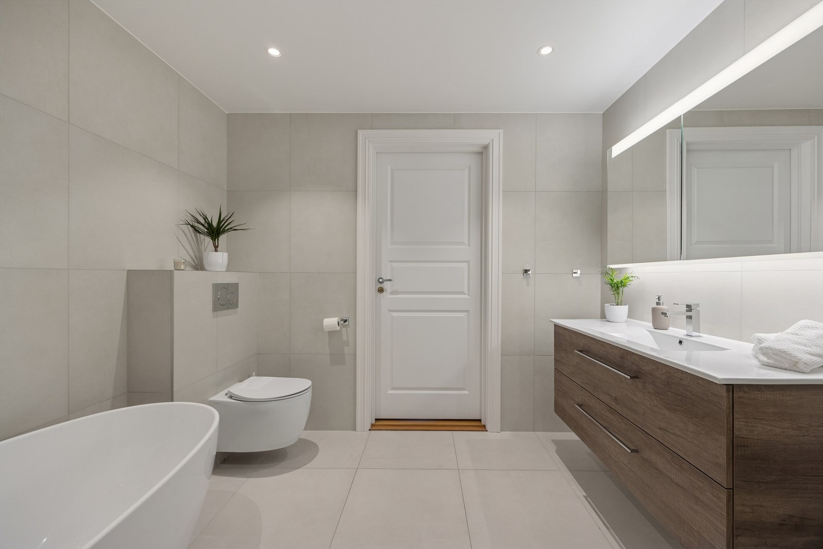 Utstyrt med dusj, badekar, vegghengt toalett og servantskap. Galleribilde