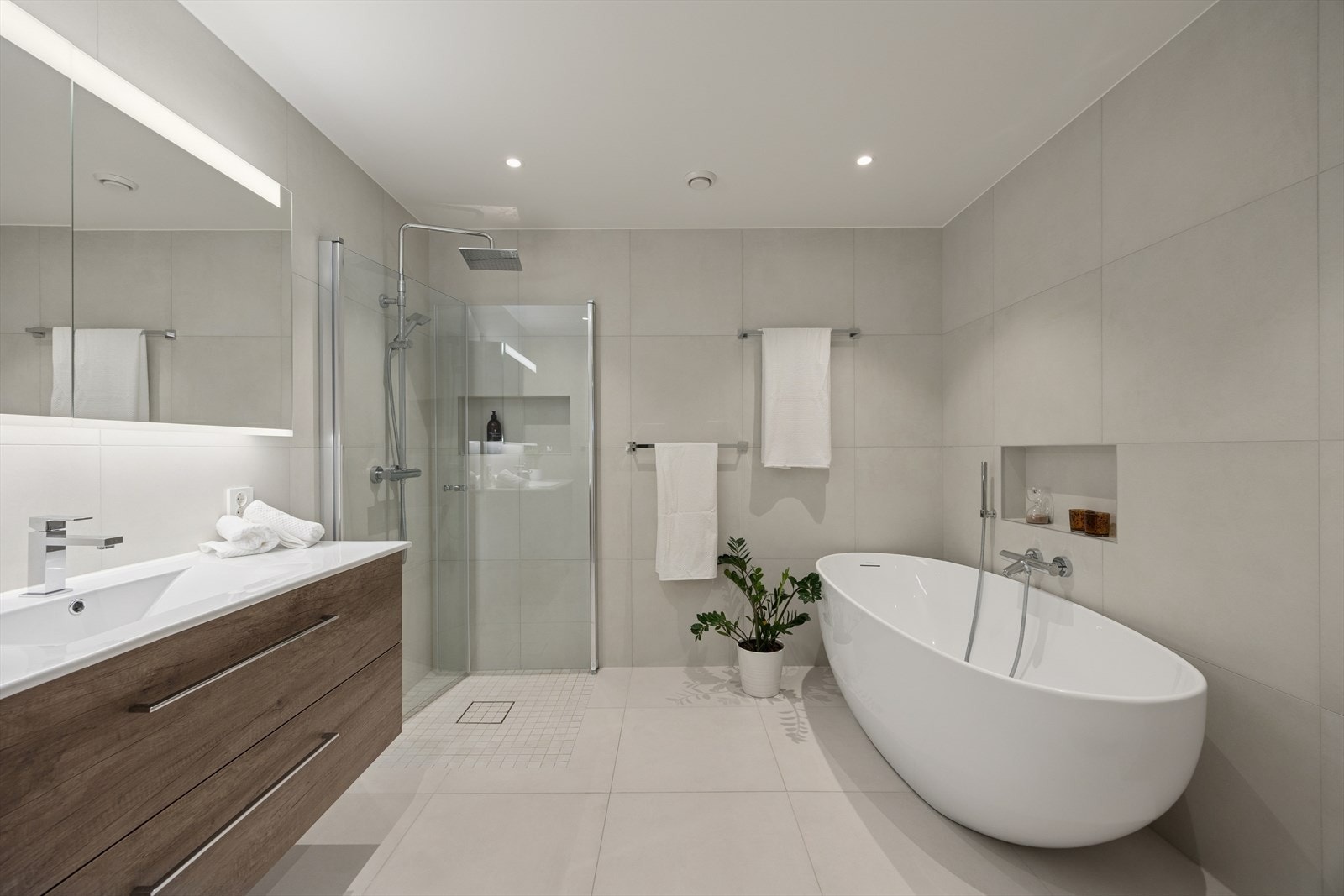 Bad rehabilitert i 2022. Flislagte overflater og varmekabler i gulv. Galleribilde